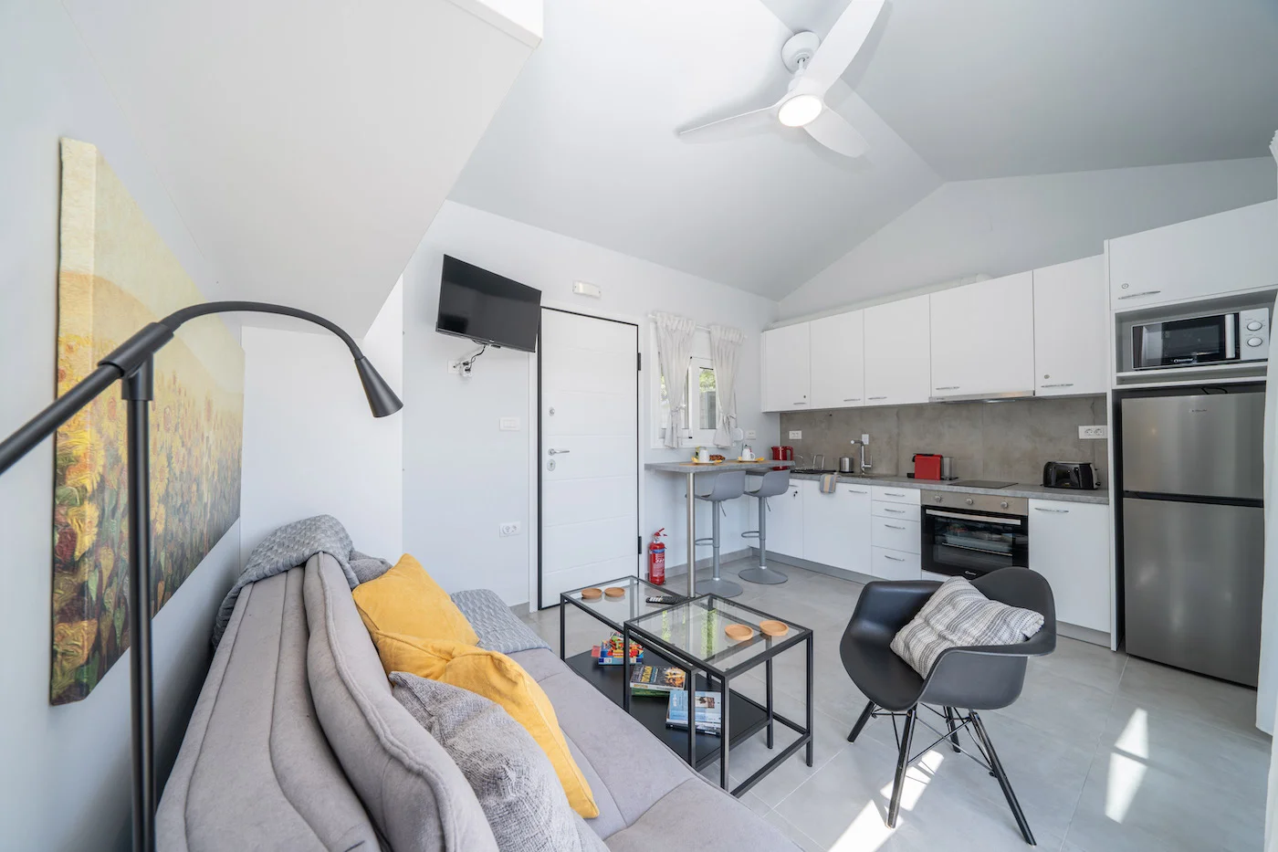 Fully equipped kitchen and dining space – Beach House Kefalonia apartments