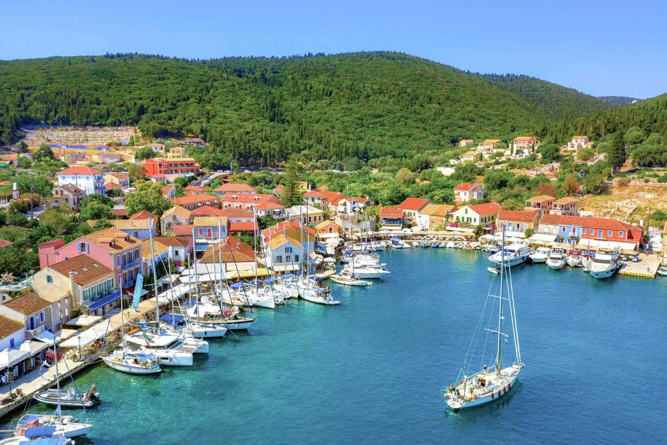 Picturesque Fiscardo harbor with colorful houses – Beach House Kefalonia